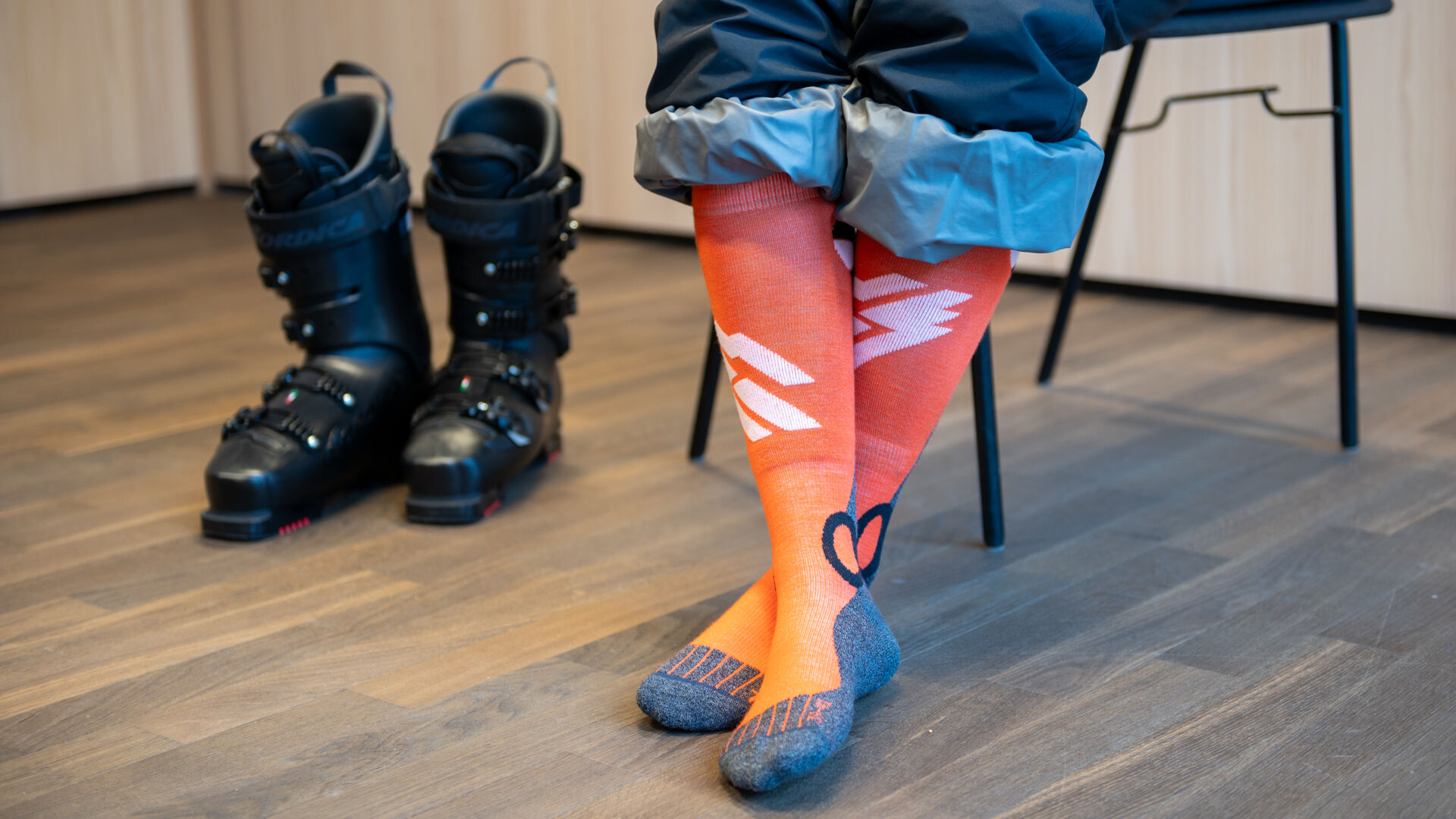 Orange Socken von der Weiße Ring das Rennen Vorderansicht