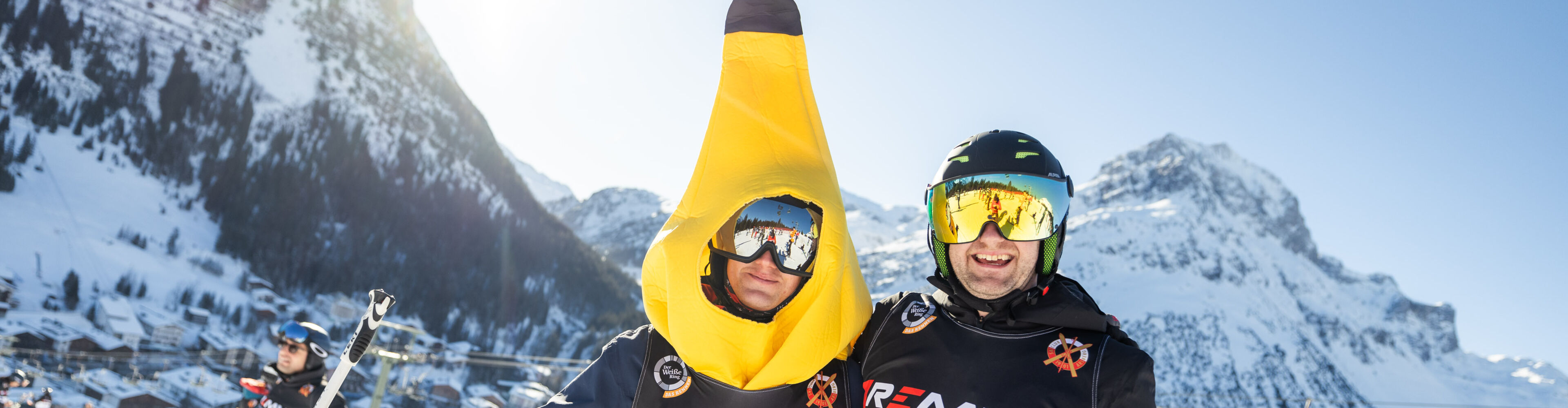 Teilnehmer:innen bei Der Weiße das Rennen an einem herrlichen Wintertag mit Sonnenschein