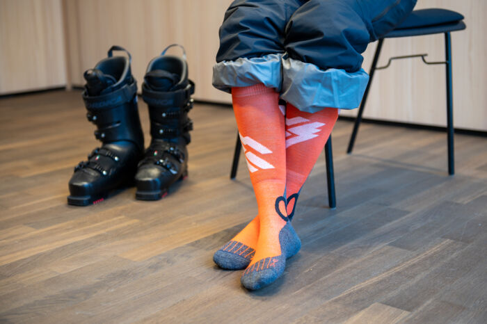 Orange Socken von der Weiße Ring das Rennen Vorderansicht